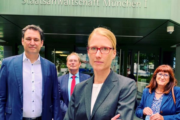 Der Leitende v.l.n.r.: Staatsminister Georg Eisenreich,  Oberstaatsanwalt Hans Kornprobst, die Oberstaatsanwältin Dr. Anne Simon und die Leiterin der Fachberatungsstelle JADWIGA, Frau Cissek-Evans. 