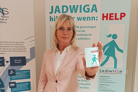 Bayrische Staatsministerin im Staatsministerium für Familie, Arbeit und Soziales steht vor einem Roll-Up von Jadwiga