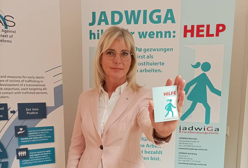 Bayrische Staatsministerin im Staatsministerium für Familie, Arbeit und Soziales steht vor einem Roll-Up von Jadwiga